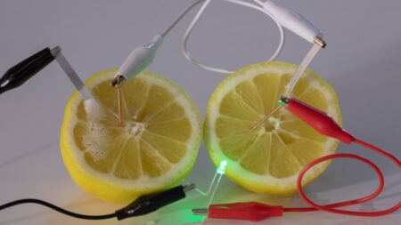 Čeho všeho je schopný obyčejný citron? Vyzkoušejte 5 domácích experimentů, které zvládnou i děti