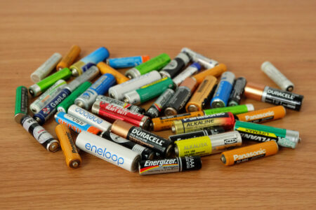 Jak zjistit, jestli je baterie nabitá? Nemusíte ji olizovat ani si pořizovat multimetr, stačí ji upustit na stůl