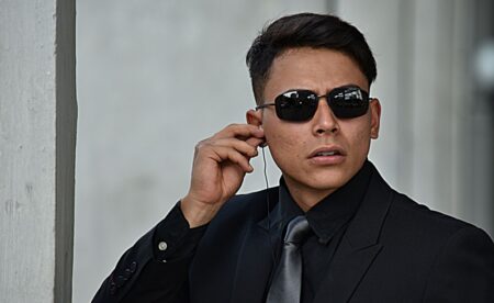 Bývalá šéfka oddělení přestrojení CIA ukazuje, jak špioni využívají kostýmy. V tajných operacích musí být dokonalý nejen převlek