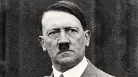 Někteří lidé věří, že Hitler nezemřel, ale utekl. A to přímo do jádra samotné Země