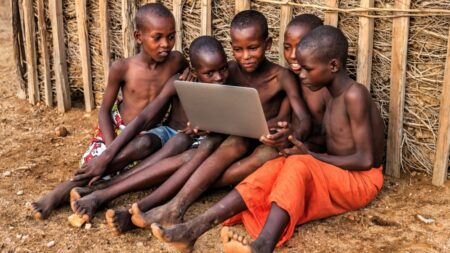 Proč mají Afričané tmavou kůži, když černá přitahuje teplo? A co se děje s jejím odstínem, pokud žijí v „normálním podnebí“?