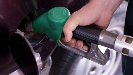 Proč mnozí z nás milují vůni benzínu a někteří dokonce natolik, že jsou schopni se jím „učuchat“ k smrti?