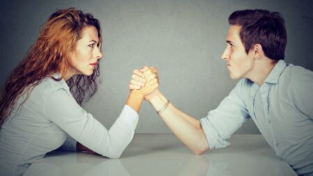 Jsou chytřejší muži nebo ženy? Výsledky nové studie hovoří jasně, ovšem veřejné mínění zatím zůstává stejné