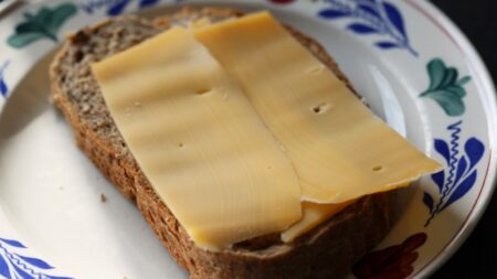 Co když budete jíst sýr každý den? Připravte se na 6 důsledků, které poznamenají organismus