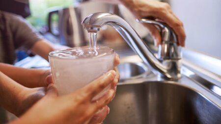 Něco je ve vodě: Ukázalo se, že látka znečišťující životní prostředí je mnohem nebezpečnější, než se doposud myslelo