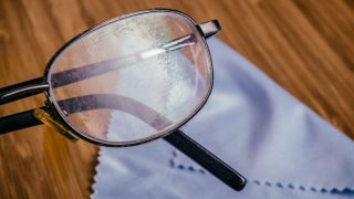 Odstraňte škrábance na brýlích během 2 minut – včetně těch hlubokých. Stačí k tomu věci, které máte doma