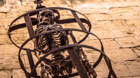 Odporná středověká metoda mučení – věšení v kleci. Na první pohled nevypadá tak strašlivě, jako ve skutečnosti byla