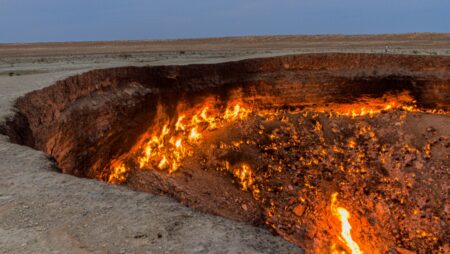 Prezident Turkmenistánu nařídil uzavření „Brány do pekla“. Hořící kráter je široký 60 metrů
