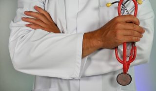 Muž čekal na ledvinu s 9% šancí, že ji dostane. Prasečí orgán se 69 úpravami genomu ho udržel naživu 271 dní bez dialýzy