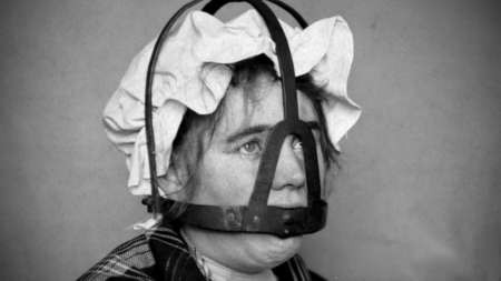 Pomluvy, drby, chcete-li klepy. Za to byly ženy ve středověku krutě trestány. Jak fungovaly „lidské náhubky“?