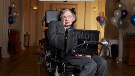 Jak Stephen Hawking uspořádal večírek pro cestovatele časem: Kdo na něj přišel a co z něj vzešlo?