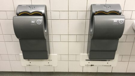 Co nebo „kdo“ se ukrývá ve vysoušeči rukou? Snímek odebraného vzorku mnohé znechutil tak, že už ho nikdy nepoužijí