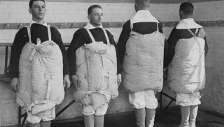 Jak vypadaly vynálezy na svém začátku? Sekačka připomínala vojenskou techniku, kalkulačka měla 130stránkový manuál