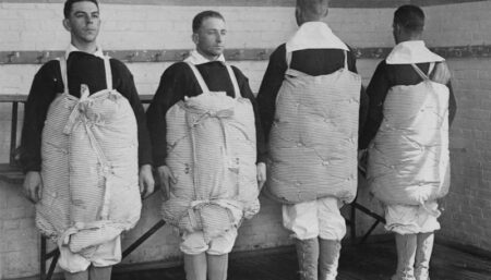 Jak vypadaly vynálezy na svém začátku? Sekačka připomínala vojenskou techniku, kalkulačka měla 130stránkový manuál