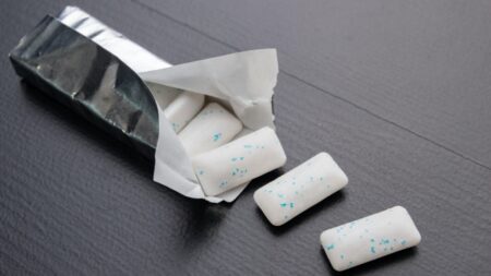 Co se stane po spolknutí žvýkačky? Rodiče většinu z nás strašili, že nám v těle zůstane dalších 7 let – realita je ale jinde