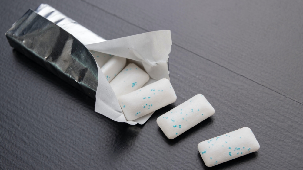 Co se stane po spolknutí žvýkačky? Rodiče většinu z nás strašili, že nám v těle zůstane dalších 7 let – realita je ale jinde