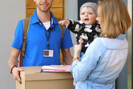 Děti byly posílány poštou, protože to bylo levnější než jízdenka na vlak. Úřady praxi po několika letech nakonec zakázaly