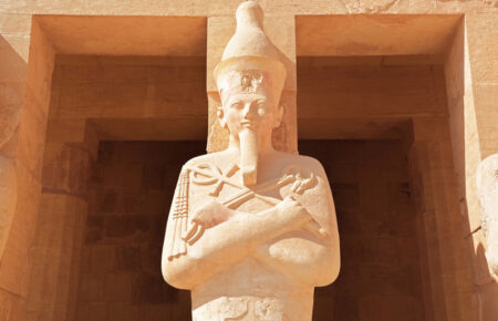 Jaká tajemství skrývá velký pohřební chrám faraonky Hatšepsut a proč je považován za architektonický zázrak?