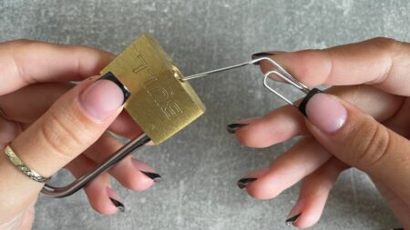 Jak otevřít visací zámek kancelářskou sponkou? V případě nouze se tato snadná metoda určitě bude hodit