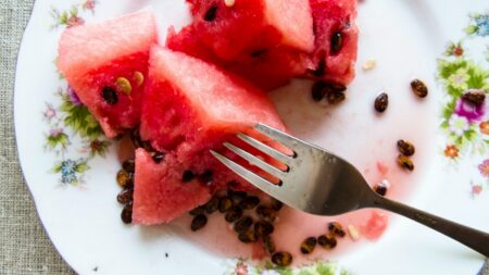 Co když spolknete semínka vodního melounu? Nový vám v břiše sice nevyroste, ale organismus to poznamená