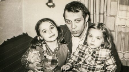 Německý psycholog svěřil malé děti do péče pedofilům. Jeden z nejhorších experimentů měl údajně pomoci oběma stranám