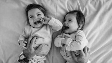 Dvojčata 29 let žila ve vlastním fiktivním světě a komunikovala jen speciálním jazykem. Pak se rozhodla, že jedno z nich musí zemřít