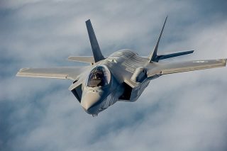 Americké F-35 mohou nést jadernou pumu, ruské Su-57 zase více střel. Vítěz je ale jen jeden
