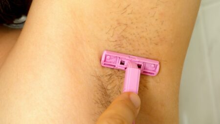 Rostou po holení chlupy rychleji a tmavší? Experti uvádí na pravou míru 5 populárních mýtů a omylů