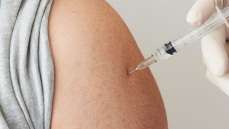 Proč se injekce musí podávat na různá místa? Ať už je to stehno, paže nebo třeba hřbet ruky – vždy to má svůj důvod