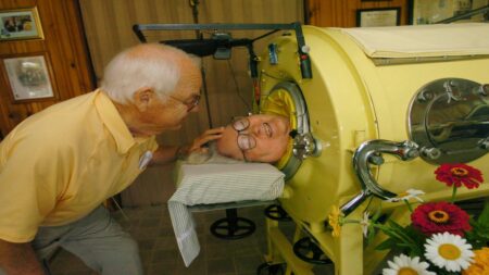 Martha M. – žena, která strávila 60 let v kovové kapsli, se neměla dožít druhých narozenin. Přesto vystudovala 2 univerzity