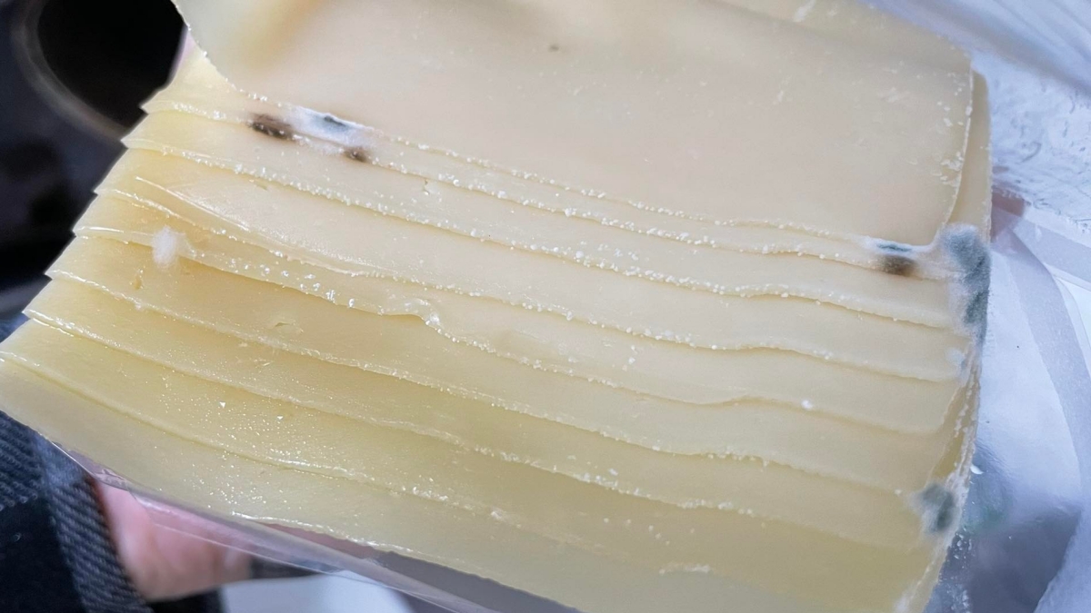 Co se stane když snim zkažený sýr?