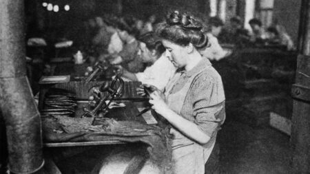 Tragický požár v oděvní továrně si vyžádal životy 146 pracovníků. Vedení jim totiž zavřelo dveře, aby nemohli utéct