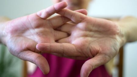 Každý známe někoho, kdo se vyžívá v praskání kloubů. Opravdu je to tak škodlivé, jak si většina lidí myslí?