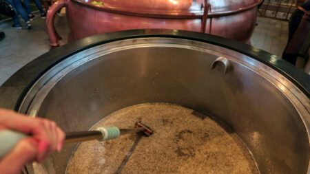 Opravdu chutná nealkoholické pivo hůř než to klasické? Odpovědí je proces jeho výroby