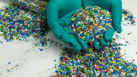 Co kdyby se lidé naučili přeměnit plast na palivo – výhra 2v1, nebo propast do pekel?