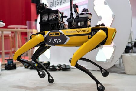 Ruský robopes má na hřbetu přidělanou karabinu Saiga 9. Předváděcí video ale poukazuje spíš na jeho neefektivitu