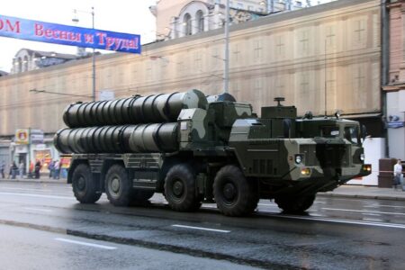 Neuvěřitelně hloupý nápad ruských vojáků: Kulometem se rozhodli zničit ukrajinský protiletadlový systém S-300