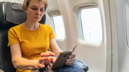 Proč v letadle není dovoleno používat telefon? Výjimku má tzv. pikobuňka a důvody jsou zcela logické