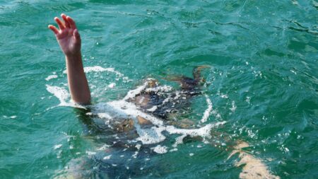 Jemné známky tonutí, na které by si měl letos každý rodič dát pozor. Nečekejte, že topící se dítě bude křičet