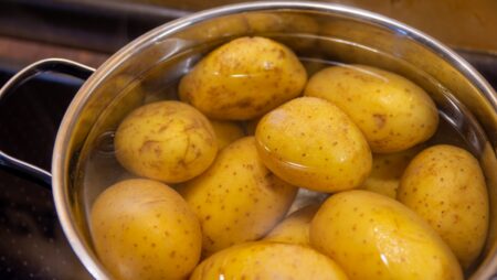 Je v pořádku jíst brambory každý den? Jejich konzumace ovlivňuje tělo víc, než jsme si mysleli