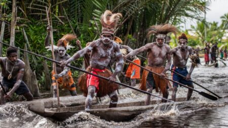 Požírají své nepřátele a spí na jejich lebkách – seznamte se s asmatskými válečníky. Kmenem, který zabil i prezidentova syna