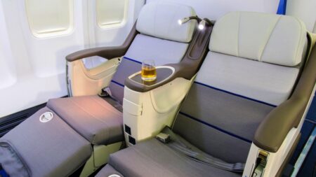 Češi přišli na způsob, jak létat v bussiness třídě, aniž by si museli připlácet. Letecké společnosti na to raději neupozorňují