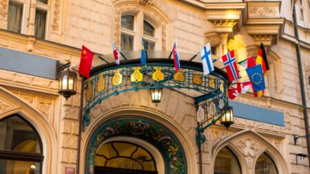 Jednu známou barvu nenajdete na žádné vlajce. Co je důvodem a jakou pověst si nese z historie?