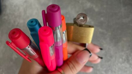 K čemu je dobrá malá dírka na zámku nebo třeba otvor ve víčku propisky: Drobnosti, které mohou vašemu dítěti zachránit život