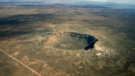 50 000 let starý obří kráter, vzniklý dopadem meteoritu, přináší stále nové informace. Mohl by posloužit pro vesmírné mise