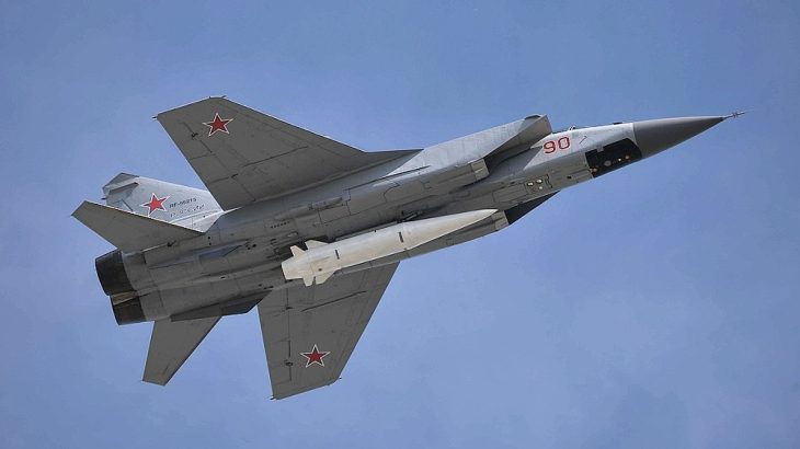 MiG-31 se střelou Kinžál