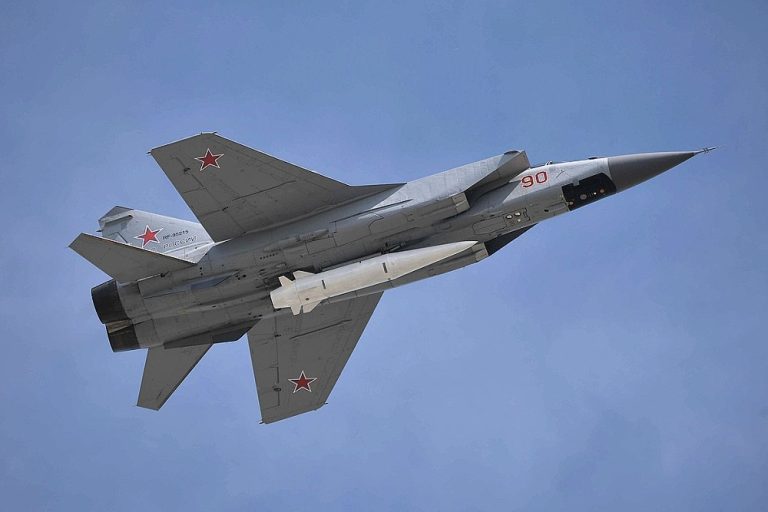 MiG-31 se střelou Kinžál