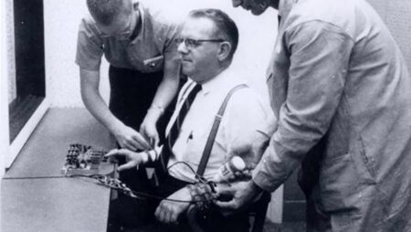 Milgramův experiment zkoumající hranice poslušnosti: Učitelé nechávali studenty probíjet elektrickým proudem od 15 do 450 voltů