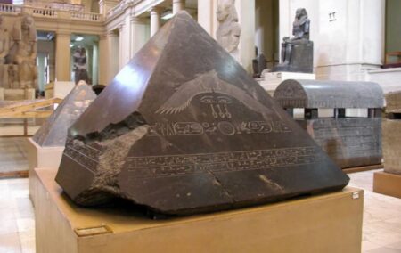 Mytický kámen Benben – místo, na kterém měl přistát nebo povstat sám egyptský bůh Atum, stvořitel vesmíru