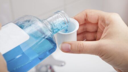 Polykání ústní vody: Co se vám stane po 1 loknutí, po vypití láhve a kolik už znamená smrt?
